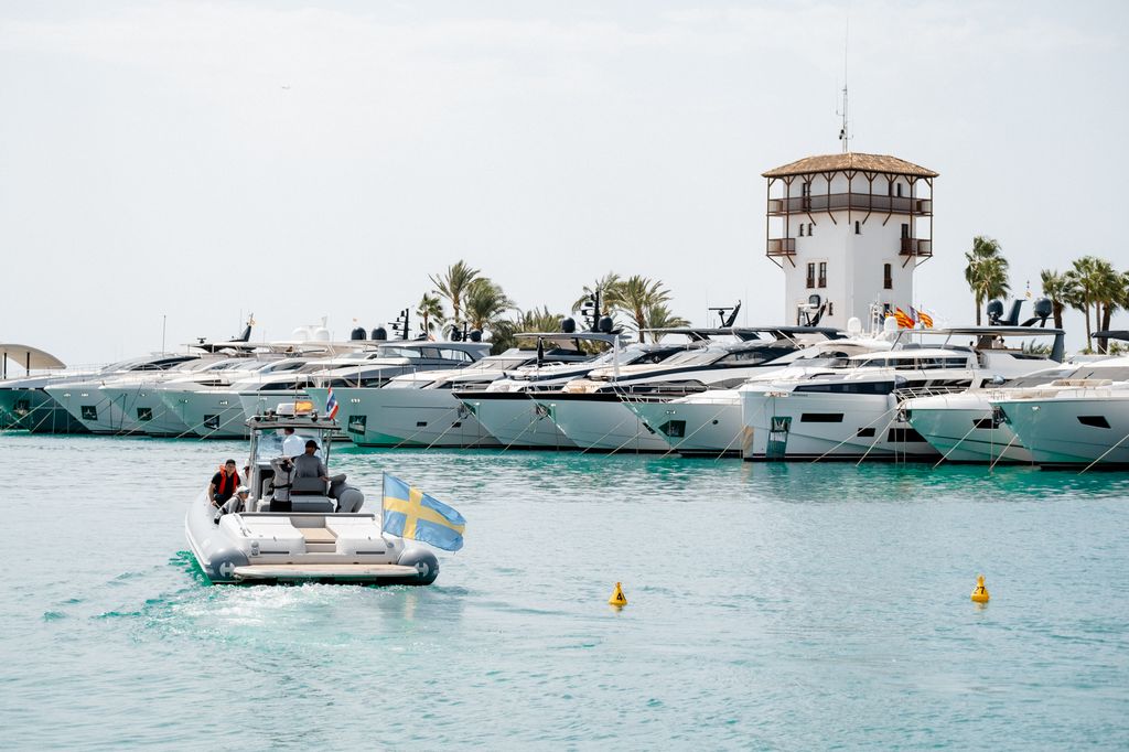 Suthida de Tailandia participando en la Puerto Portals 52 SUPER SERIES Sailing Week