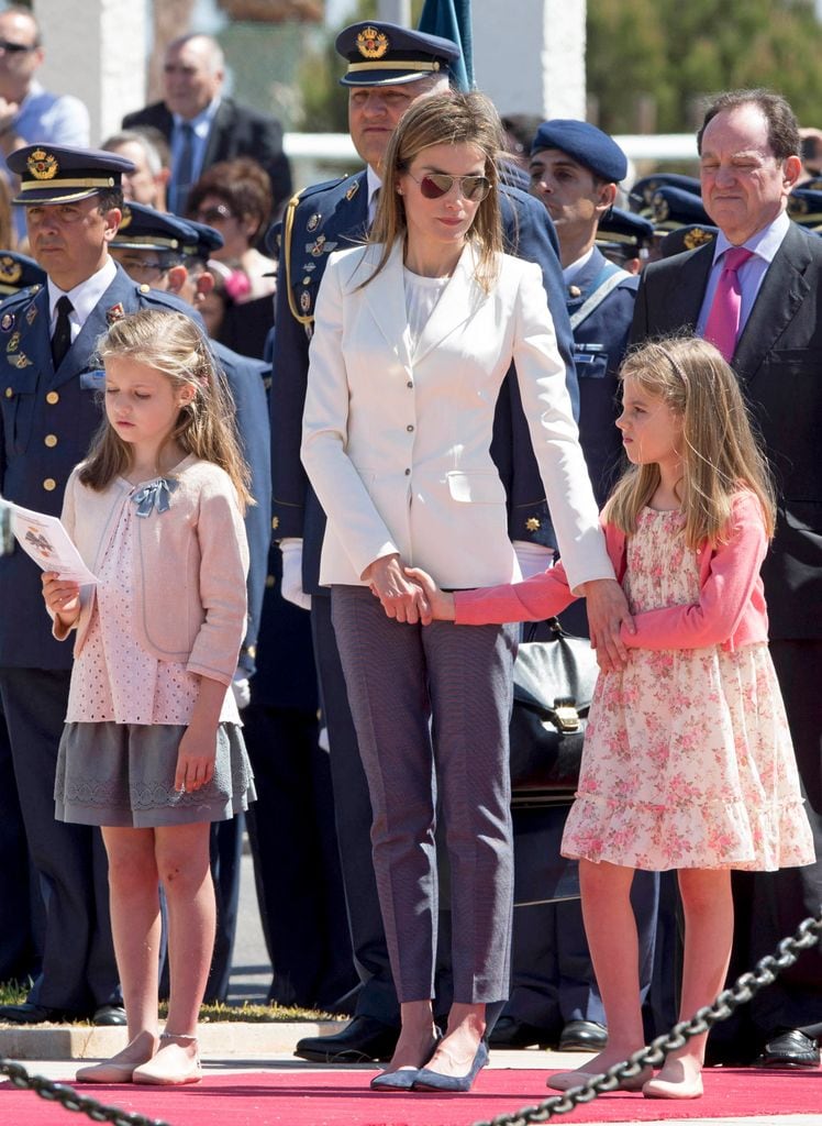 LOS PRINCIPES DE ASTURIAS, FELIPE DE BORBON Y LETIZIA ORTIZ CON SUS HIJAS LAS INFANTAS LEONOR Y SOFIA DURANTE EL ACTO CONMEMORATIVO DEL 25 ANIVERSARIO DE LA ENTREGA DE DESPACHOS DE TENIENTE A LA 41 PROMOCION DE LA ACADEMIA GENERAL DEL AIRE EN SAN JAVIER, MURCIA en mayo de 2014 en San Javier, Murcia 