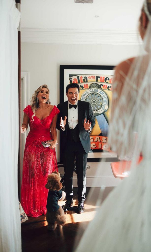 La reacción de Chayanne y su esposa al ver a Lele vestida de novia en el día de su boda.
