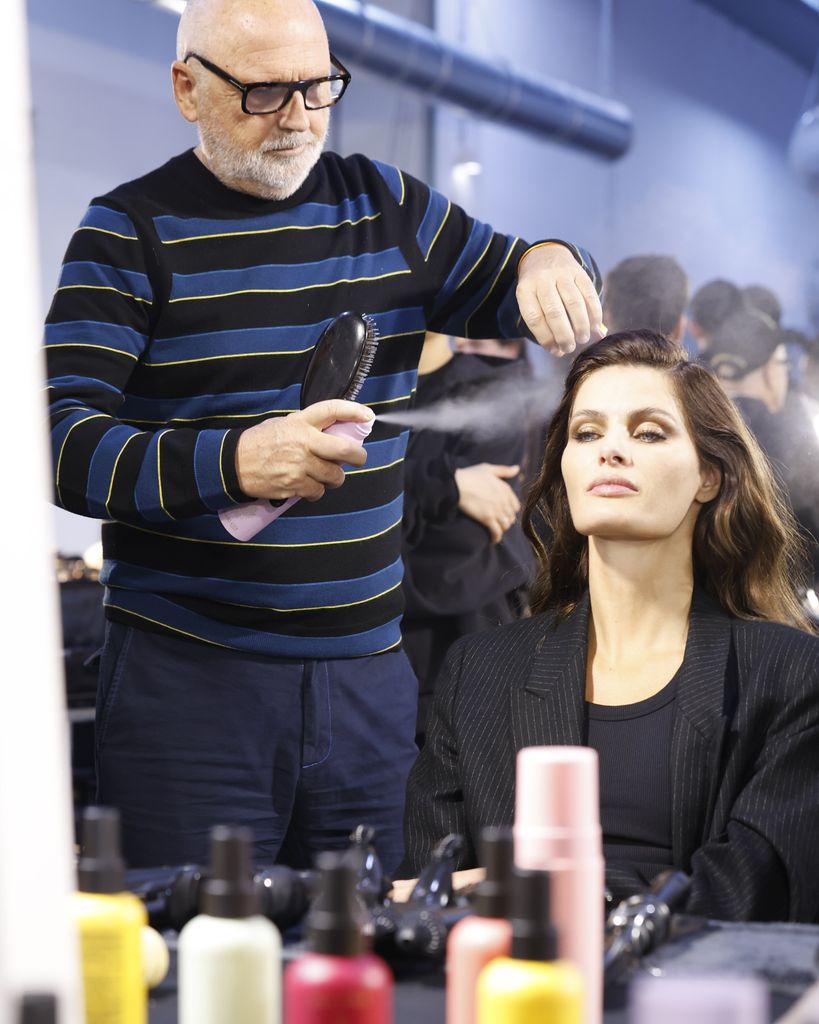 Sam McKnight con Isabeli Fontana en el backstage de un desfile de Dsquared