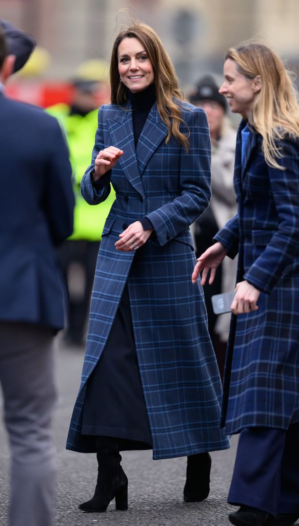 Kate Middleton junto a su asistente, Natalie Barrows, durante su visita a Escocia