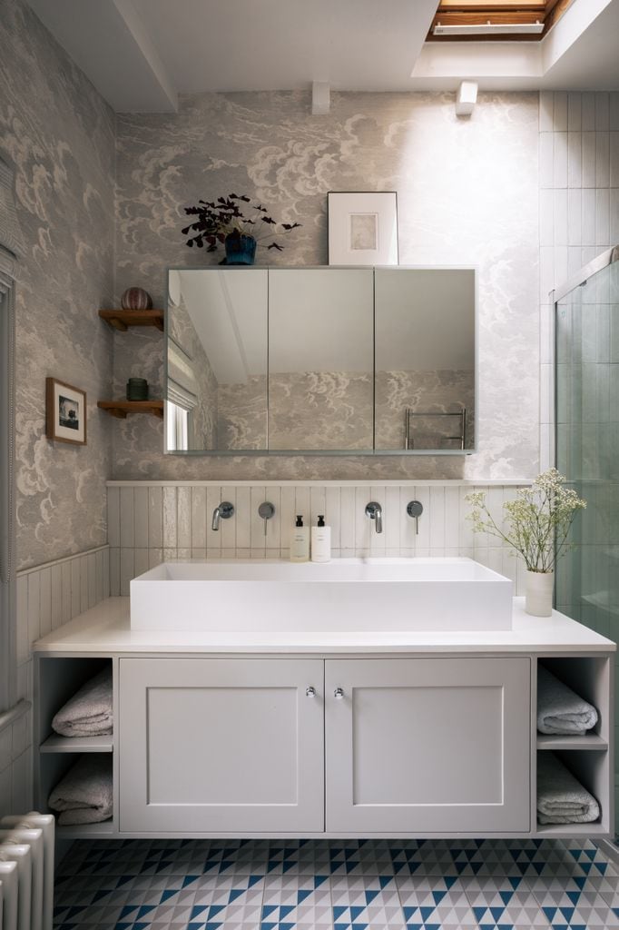 Baño con mueble de lavabo a medida