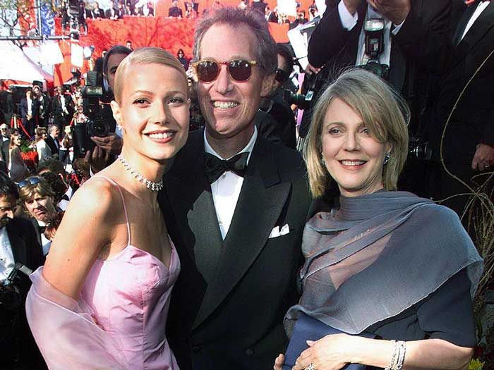 Bruce Paltrow y su familia en una alfombra roja 