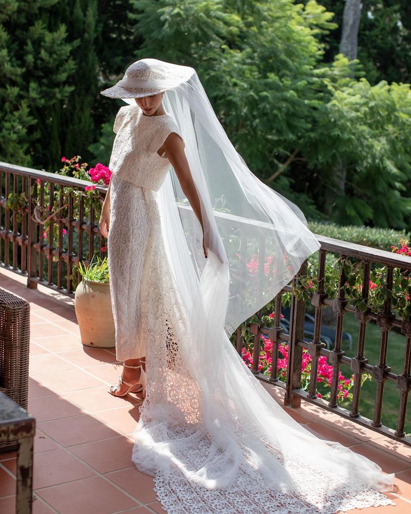 Novias con sombrero y look viral de dos piezas