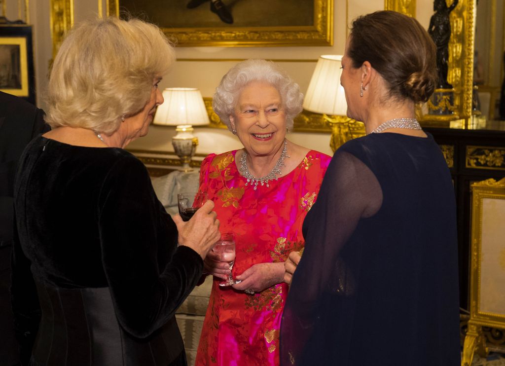  La princesa Zahra Aga Khan junto a la reina Isabel II y Camilla
