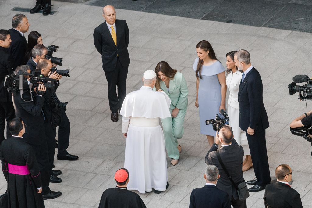 La infanta Sofía hace la reverencia ante el Papa antes de la misa de Cibeles