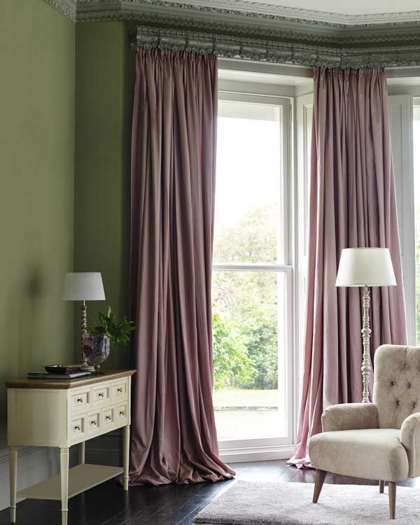 La deco se viste de rosa pastel para recibir a la primavera. Con cierto aire femenino, logra integrarse tanto en el salón como en dormitorios. Nos encanta su efecto cálido y dulce. De Marks & Spencer (marksandspencer.eu).
