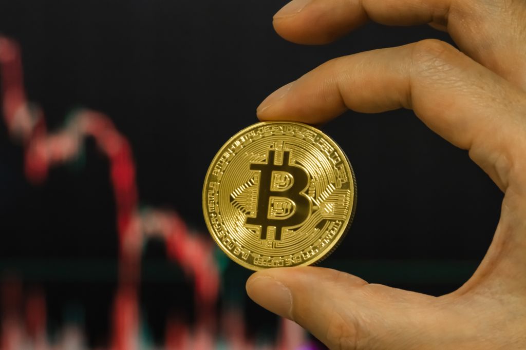 Símbolo de bitcoin en una moneda