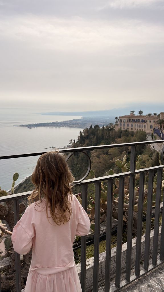 La hija de Mar López mirando un paisaje
