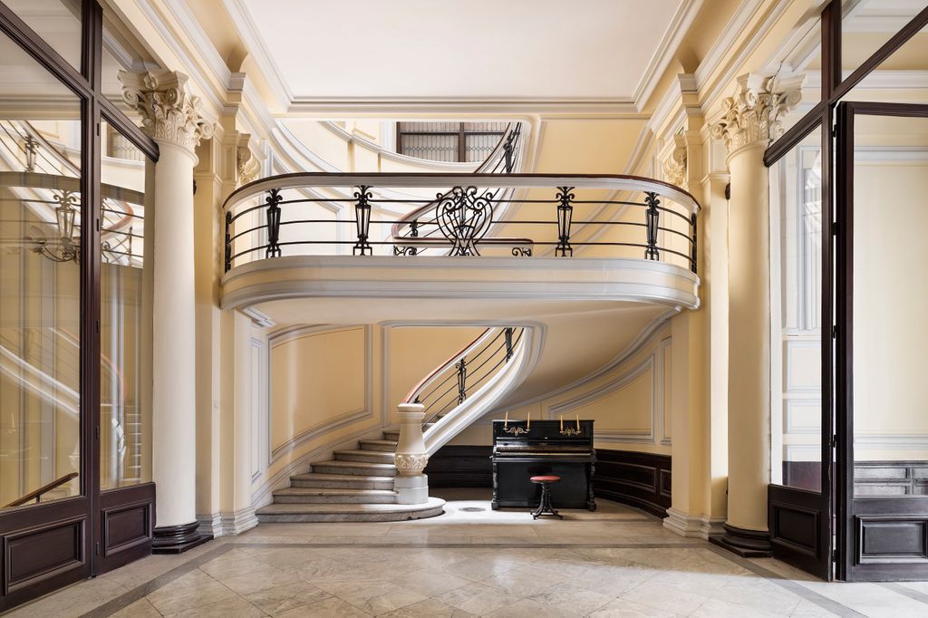  En la escalera del Palacio del Marqués de los Vélez y Conde de Niebla, en el Barrio de las Letras, el proyecto propone un interludio dentro del recorrido del edificio. Un lobby-bar que transforma el tránsito en pausa y recupera el espíritu de tertulia y vida intelectual del barrio, creando una atmósfera íntima, envolvente y cálida