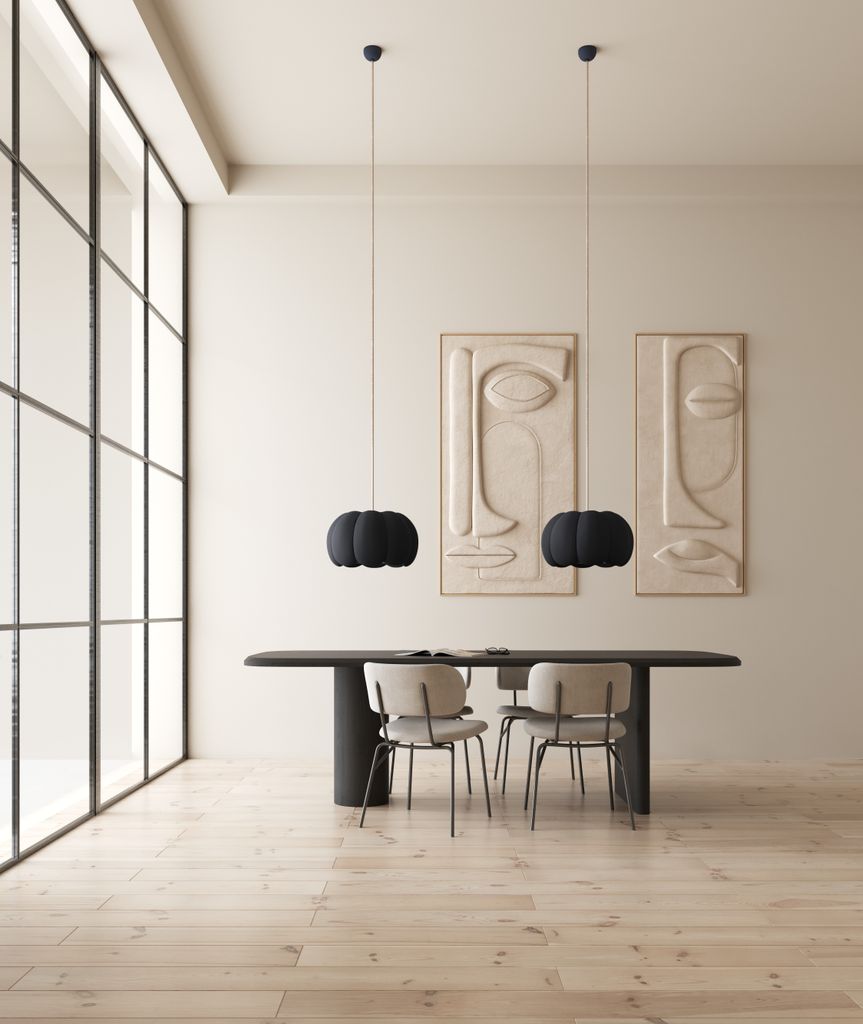 Lámparas de techo negras en comedor moderno