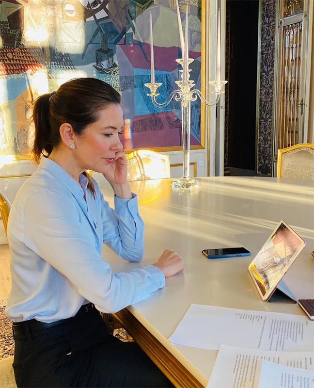 Mary de Dinamarca se emociona en un encuentro sobre la pandemia con jóvenes