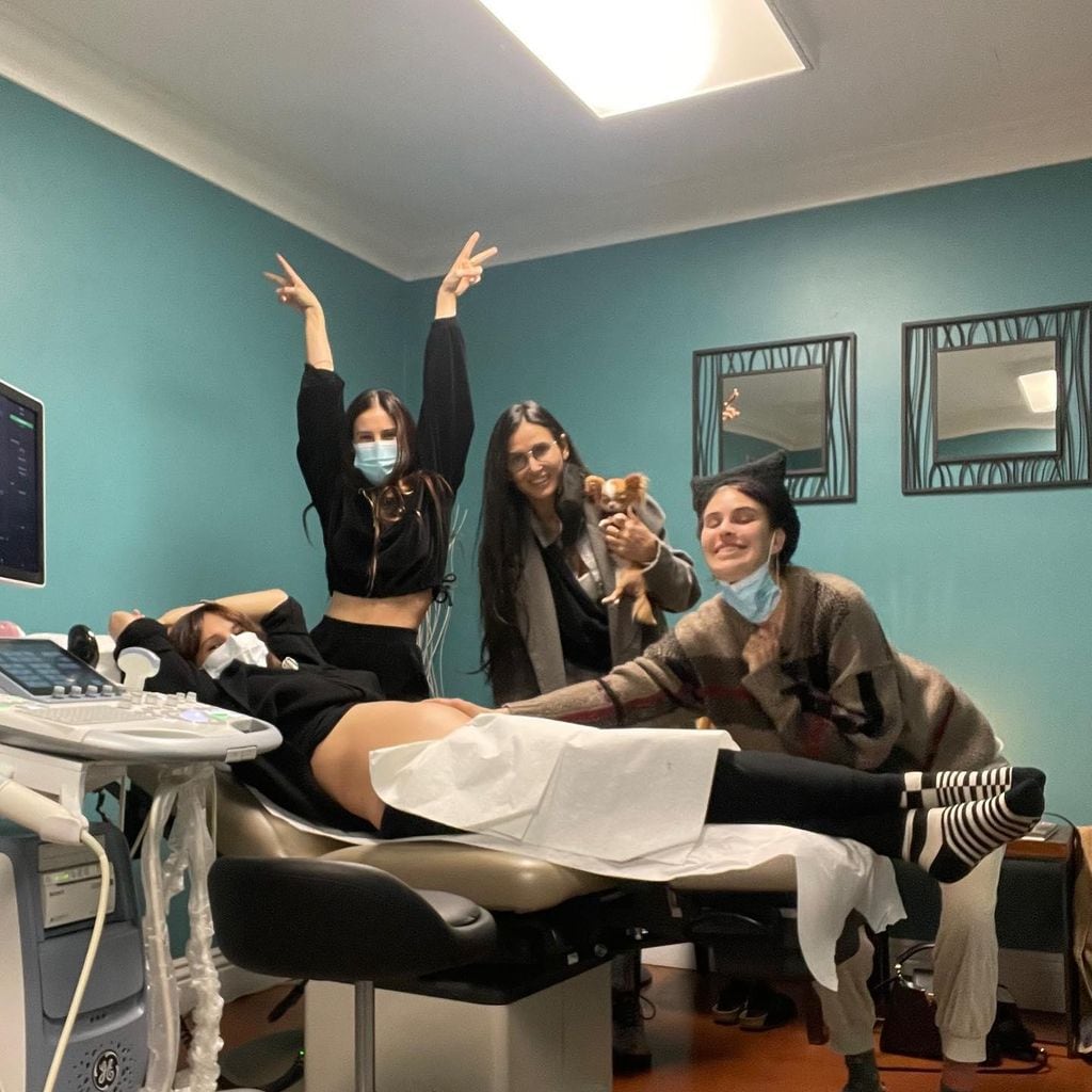 Demi Moore con sus hijas