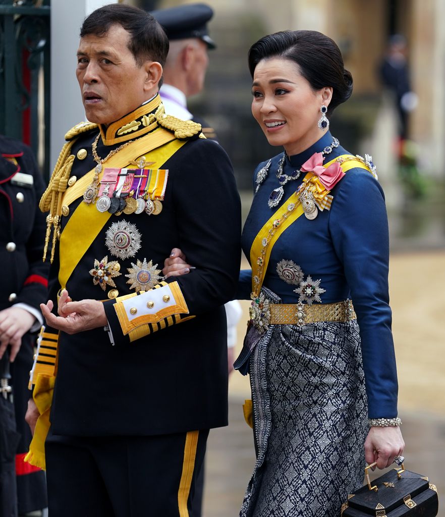 Los Reyes de Tailandia en la coronación del rey Carlos III