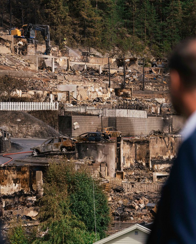 Haakon de Noruega visitó a los vecinos afectados por el gran incendio de Drammen