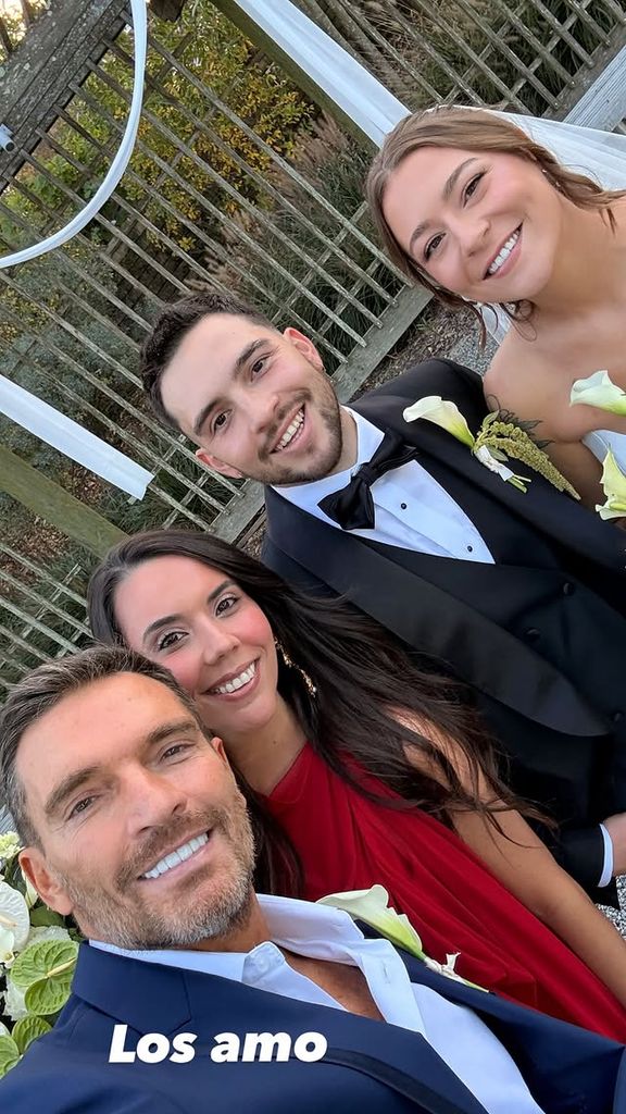 Julián Gil posó feliz al lado de sus dos hijos y de su nuera