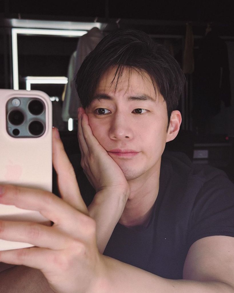 Plano medio del actor Song Jae-Lim en una foto en el espejo