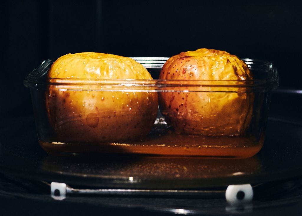 Las manzanas asadas también pueden cocinarse en el microondas.