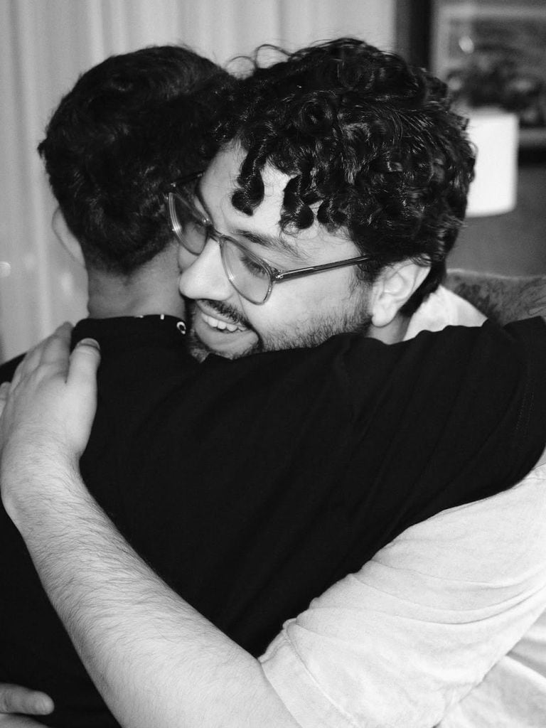 Alejandro Sanz abrazando a Karlo