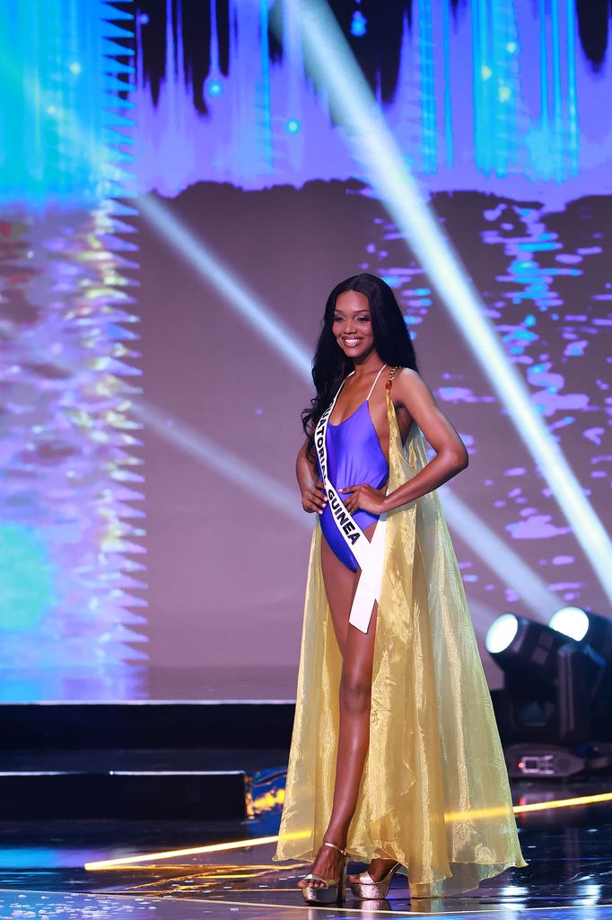 Plano entero de Diana Angono, Miss Guinea Ecuatorial, en el escenario