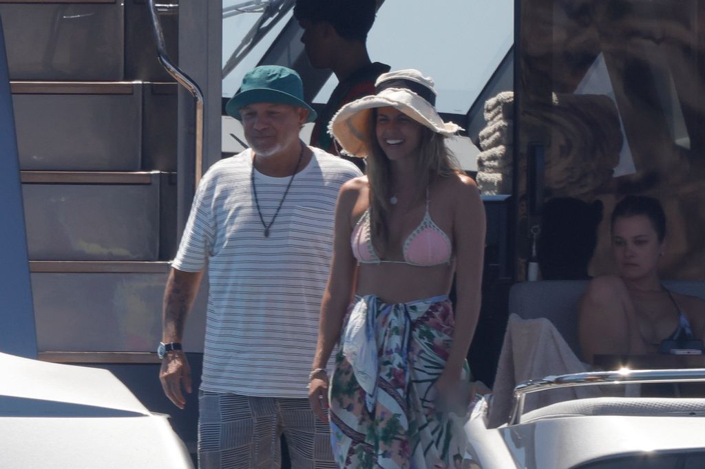 Alejandro Sanz y Stephanie Cayo, muy sonrientes durante sus vacaciones, con Manuela, la hija mayor del cantante, al fondo, en una divertida jornada en alta mar 
