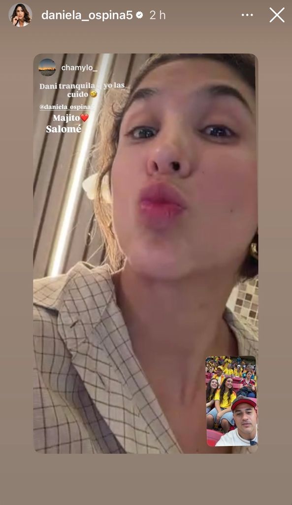 Daniela Ospina, pendiente a la distancia de su hija y su sobrina en el partido de Colombia vs RD Congo.