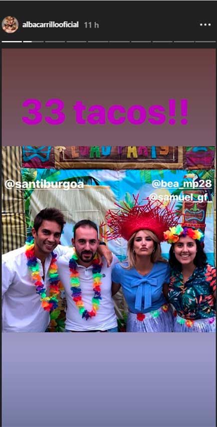 Alba Carrillo posando con amigos en su cumpleaños
