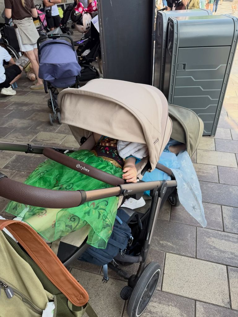 Victorie y Constance descansado en su carrito después de tantas emociones