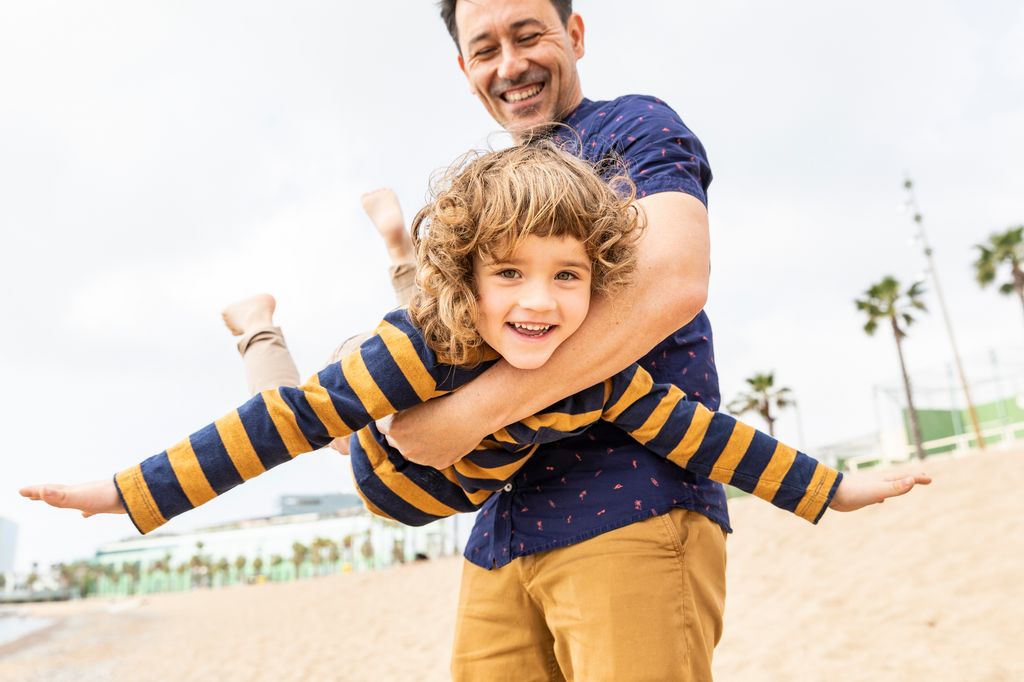 Padre e hijo juegan juntos