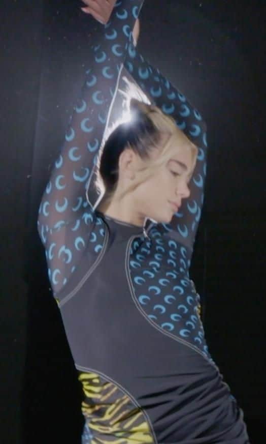 dua lipa con top deportivo con print de media luna