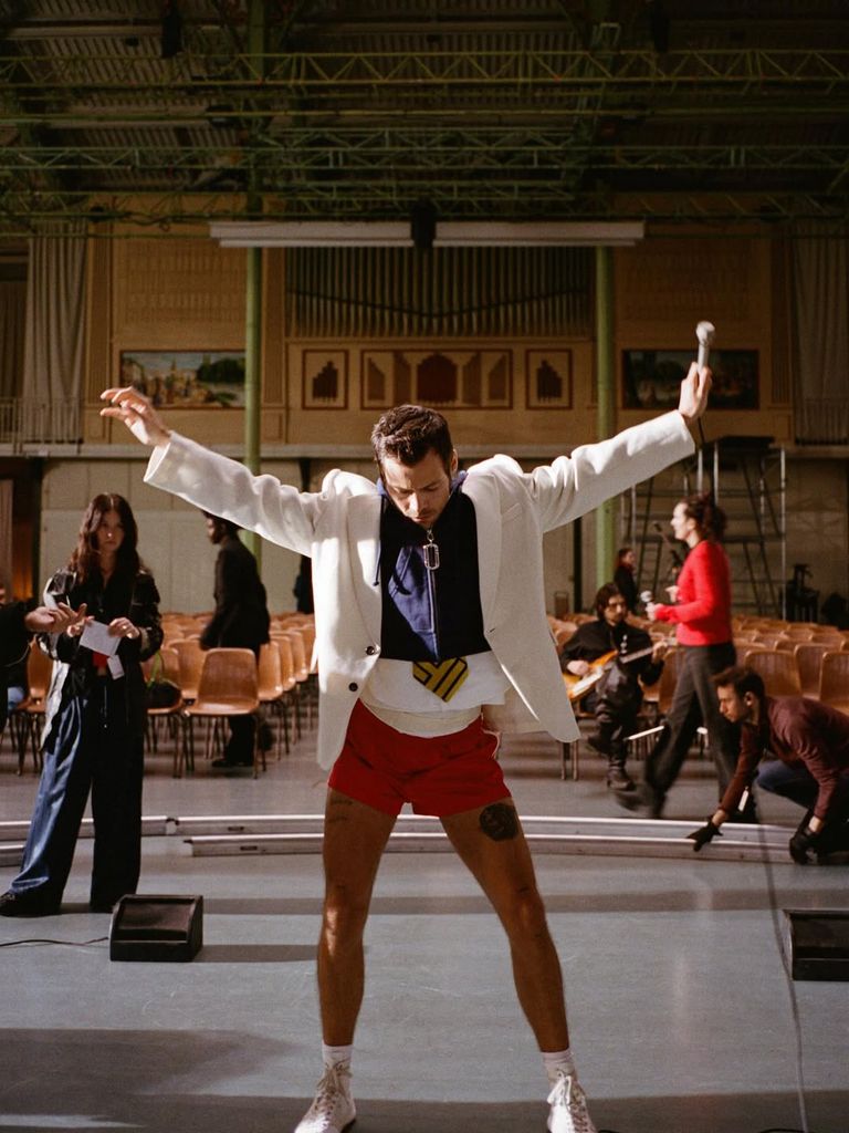 Harry Styles en su nuevo video "Dance No More". 