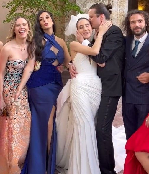 Los novios con Almudena Lapique y otros invitados
