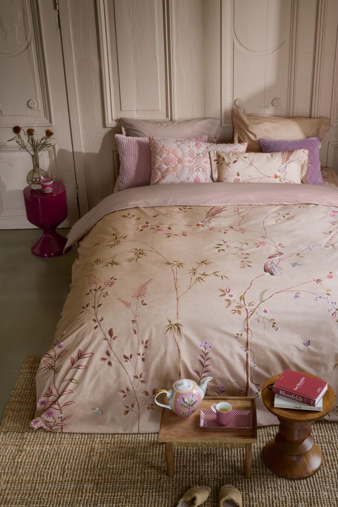 Dormitorio con ropa de cama en tonos rosas