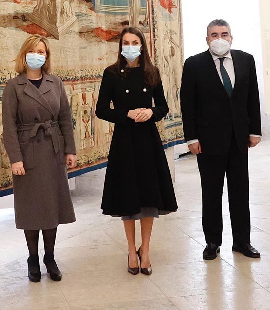 Reina Letizia con abrigo negro
