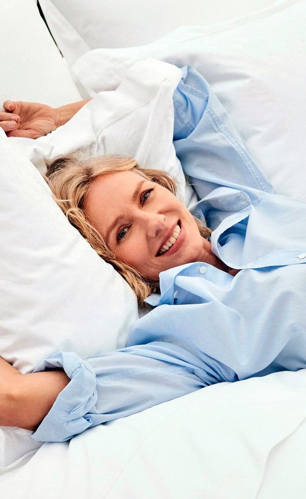 naomi watts en la cama