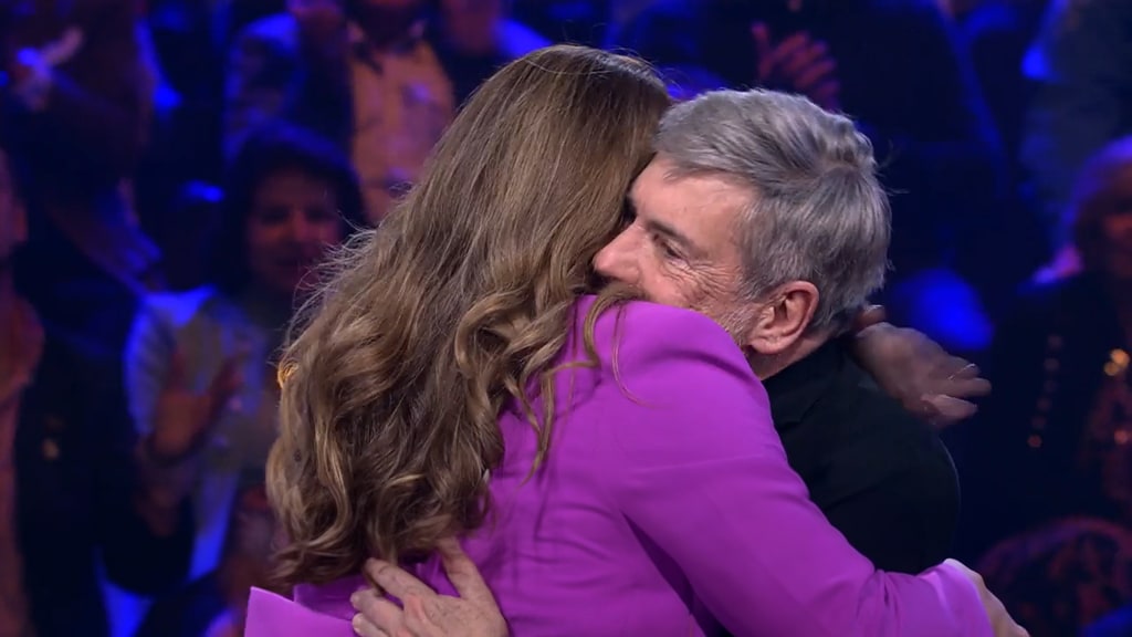 Primer plano de Carlos Mata y Jeanette Rodríguez dándose un abrazp en el programa '¡De viernes!'