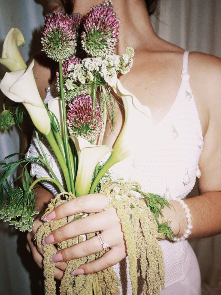 El ramo de Jesaaelys tenía calas blancas y alliums.
