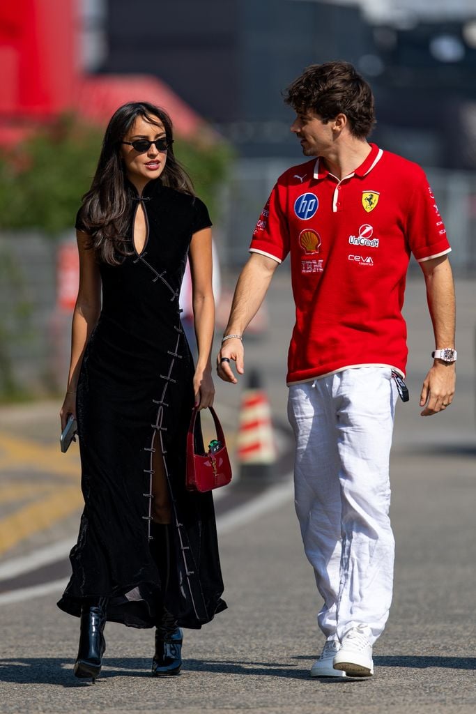 Charles Leclerc y Alexandra Saint Mleux durante el Grand Prix de China