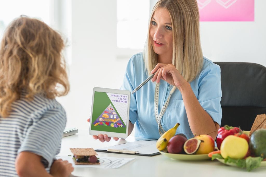 Terapeuta con una niña con TCA en consulta