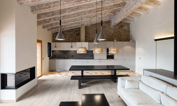 Lo rural y el diseño se dan la mano en esta casa ubicada en la catalana Cerdenya