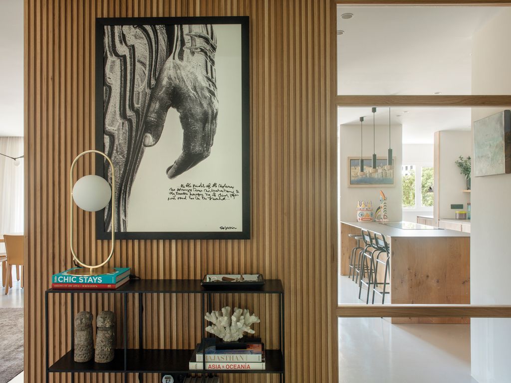 Recibidor con panel de madera.