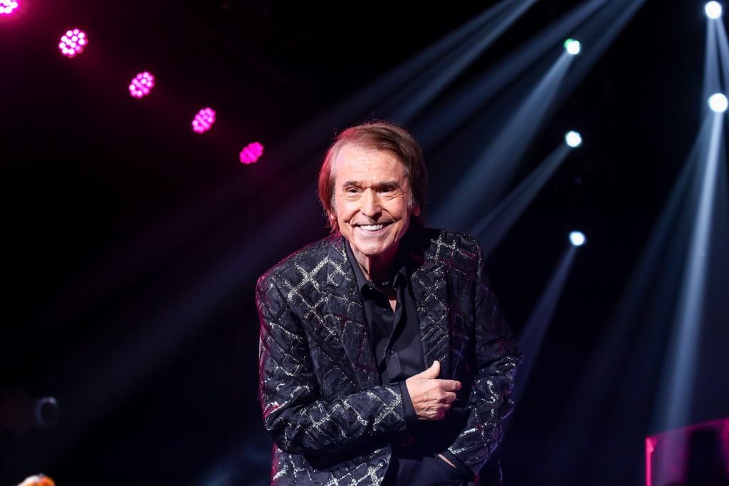 Raphael en un concierto saludando a su público