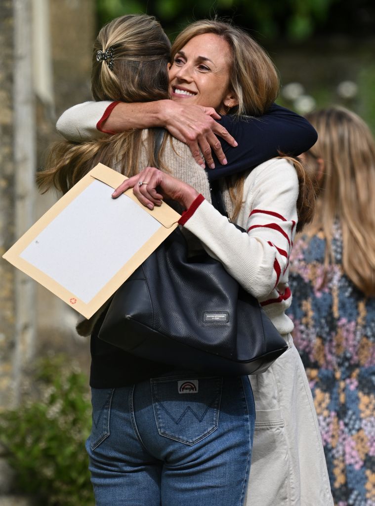 La novia Harriet Sperling asiste a un ensayo antes de su boda con Peter Phillips en la iglesia de All Saints en Kemble, Gloucestershire