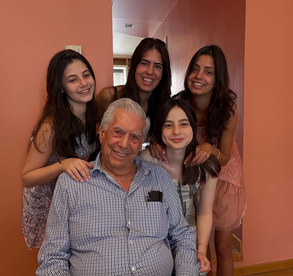 Mario Vargas Llosa con sus nietas