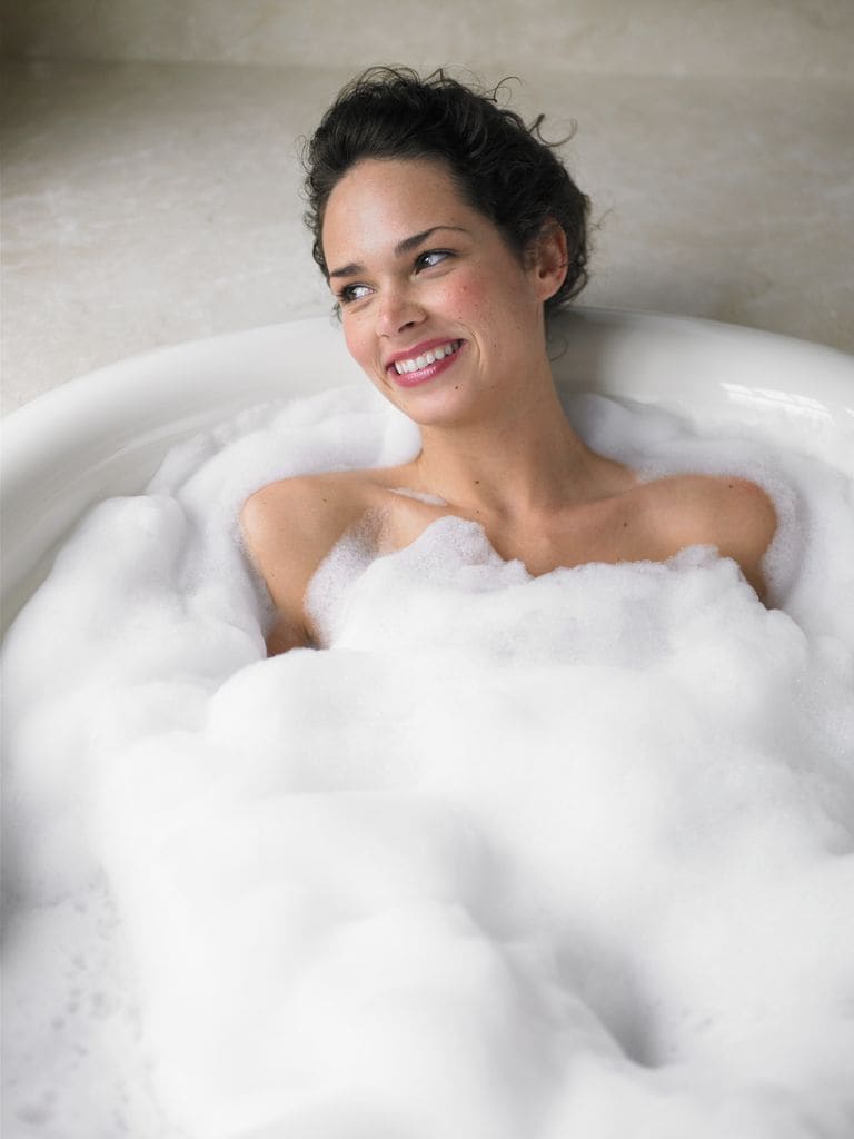 mujer banera espuma