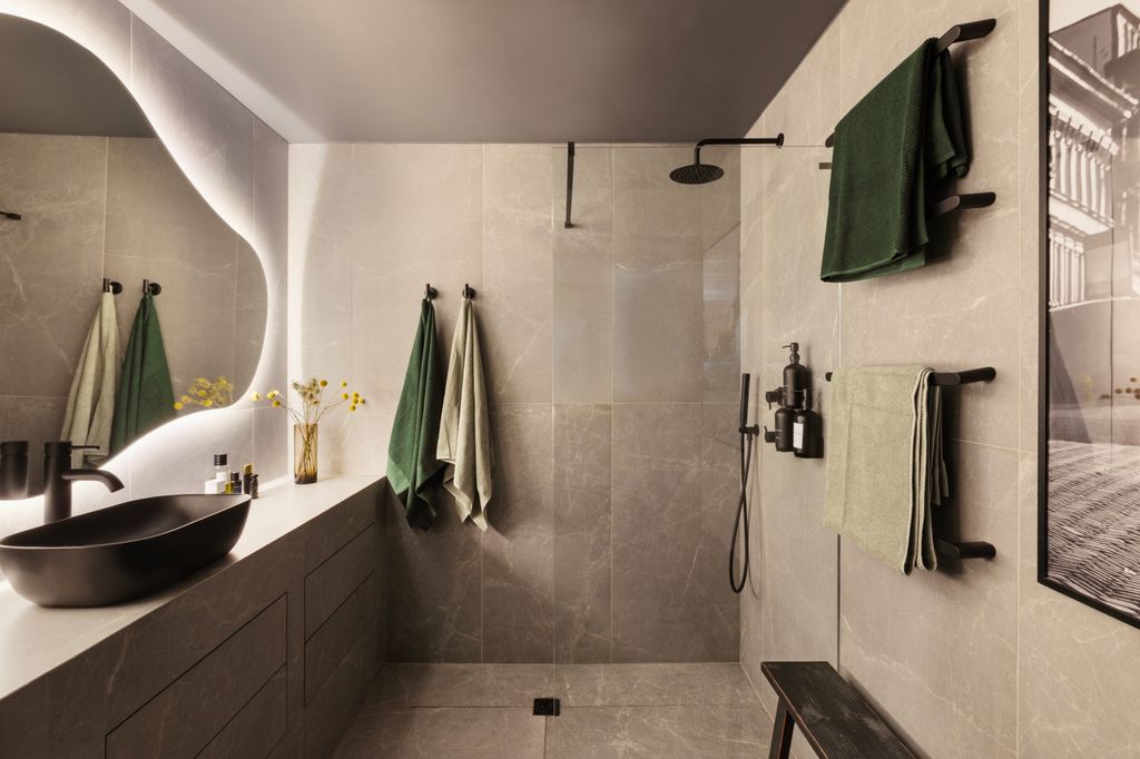 Baño decorado en gris oscuro y verde