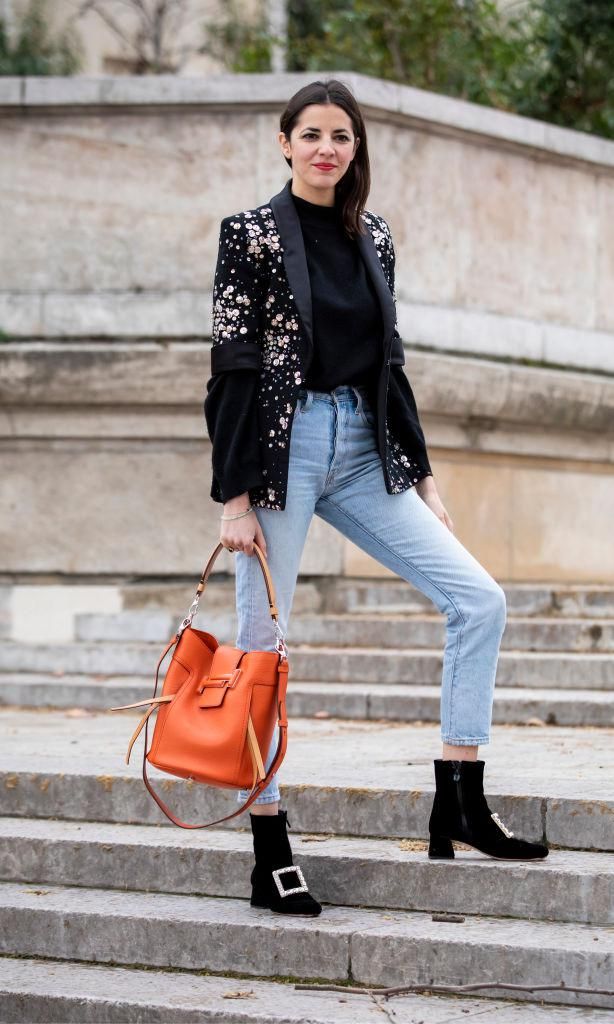 mujer con skinny jeans claros