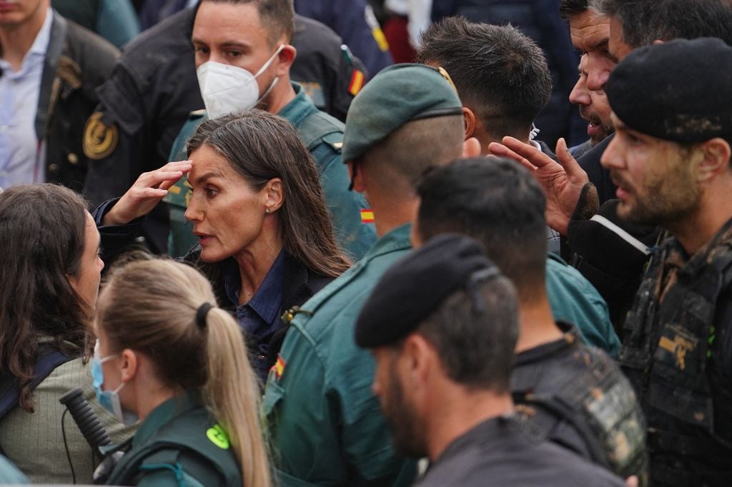 Reina Letizia entre la multitud de protestantes en su visita a las zonas afectadas por la DANA
