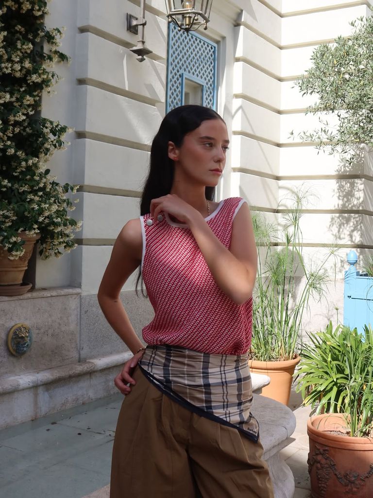 El truco de estilo de Victoria Federica con pañuelo estampado a la cintura