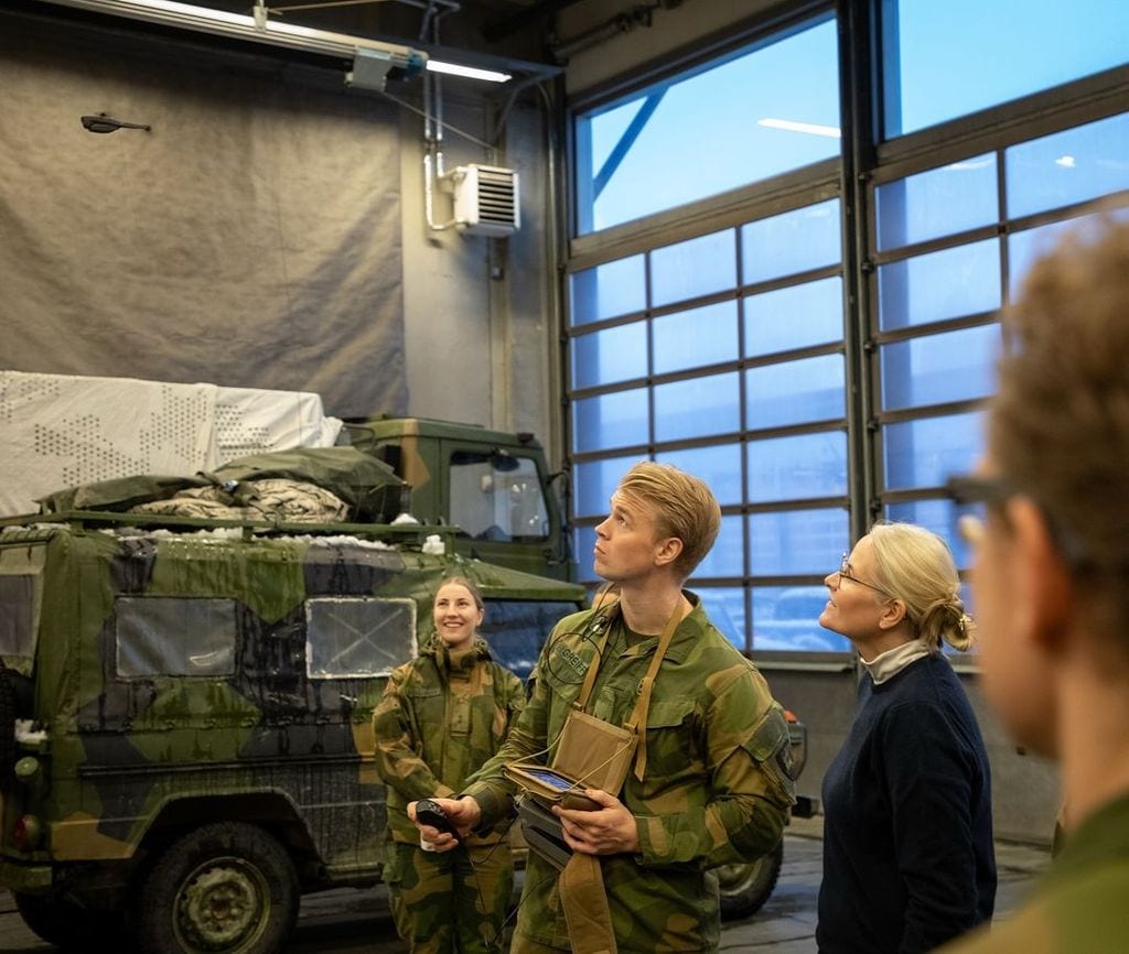 Plano medio de princesa Ingrid de Noruega hablando con las Fuerzas Armadas